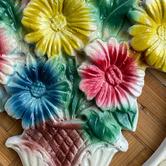 Vintage handmade plaster wall art floral chalkware - Picture 2 of 13